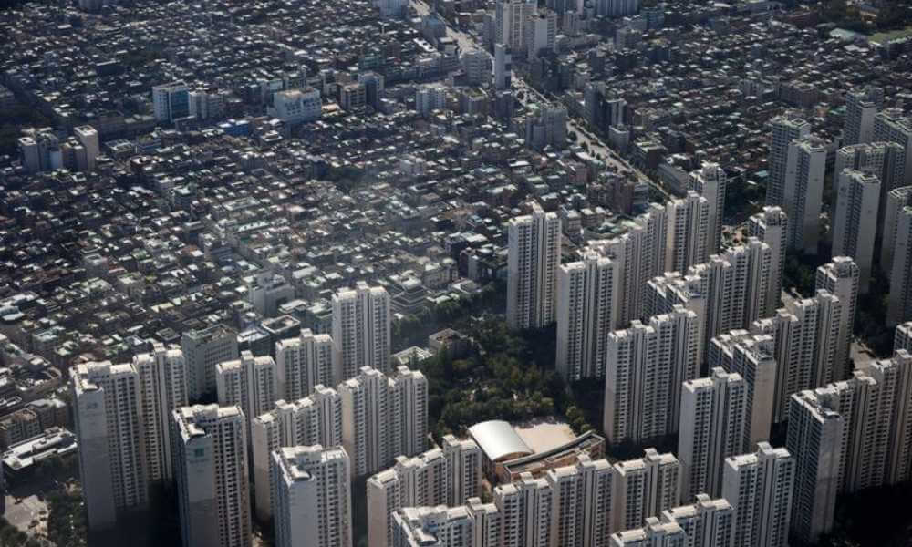 Young S.Korean home buyers test Yoon's vow to resolve affordability crisis